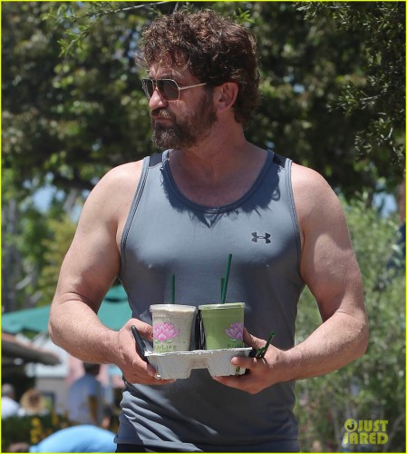 gerard-butler-shows-off-his-buff-biceps-in-la04.jpg