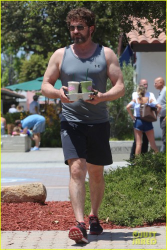 gerard-butler-shows-off-his-buff-biceps-in-la05.jpg
