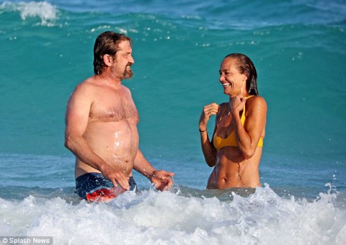 41F244EC00000578-4657408-Care_free_Gerard_and_his_lady_love_couldn_t_stop_smiling_as_they-a-60_1498932245761.jpg