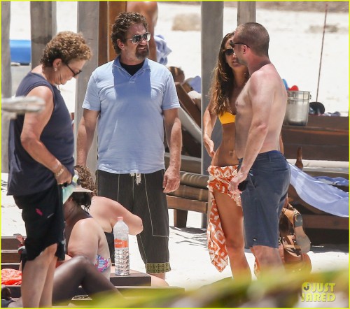 gerard-butler-on-again-gf-hit-the-beach-in-mexico11.jpg