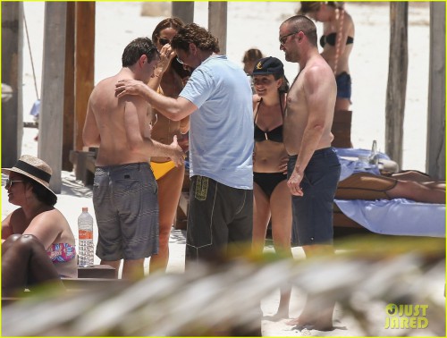 gerard-butler-on-again-gf-hit-the-beach-in-mexico19.jpg