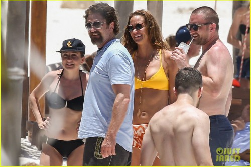 gerard-butler-on-again-gf-hit-the-beach-in-mexico09.jpg