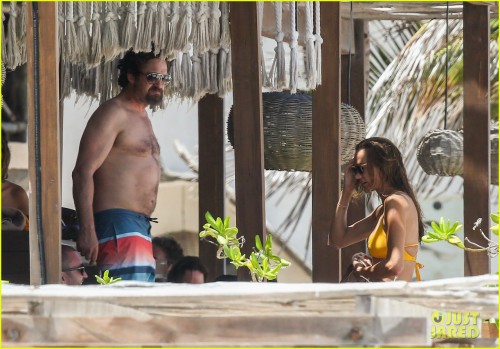 gerard-butler-on-again-gf-hit-the-beach-in-mexico07.jpg