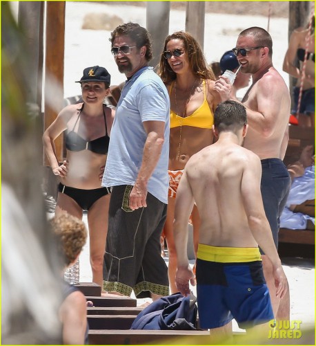 gerard-butler-on-again-gf-hit-the-beach-in-mexico06.jpg