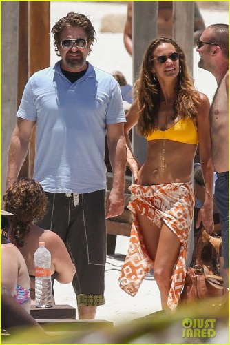 gerard-butler-on-again-gf-hit-the-beach-in-mexico04.jpg