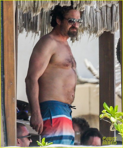 gerard-butler-on-again-gf-hit-the-beach-in-mexico03.jpg