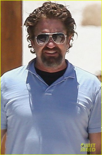 gerard-butler-on-again-gf-hit-the-beach-in-mexico02.jpg