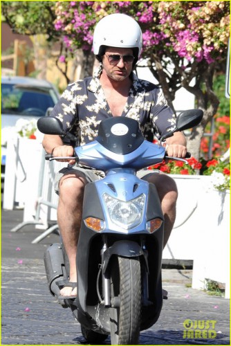 gerard-butler-ischia-film-festival-arrival-05.jpg
