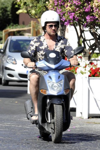 gerard-butler-ischia-film-festival-arrival-04.jpg