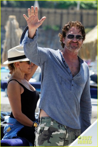 gerard-butler-waves-to-fans-01.jpg