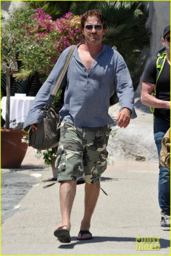 gerard-butler-waves-to-fans-02.jpg