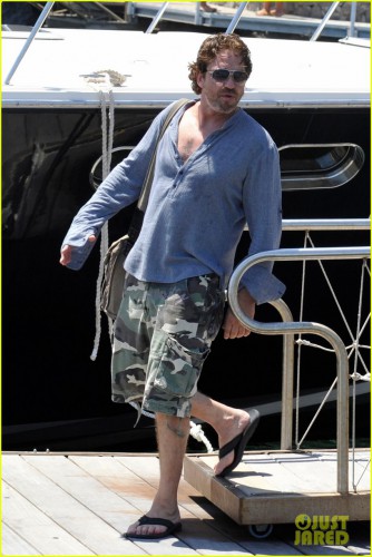 gerard-butler-waves-to-fans-03.jpg