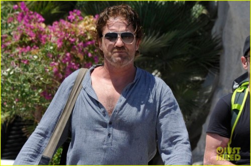 gerard-butler-waves-to-fans-04.jpg