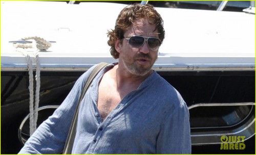 gerard-butler-waves-to-fans-05 (1).jpg