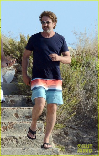 gerard-butler-long-hair-beach-spain-01.jpg