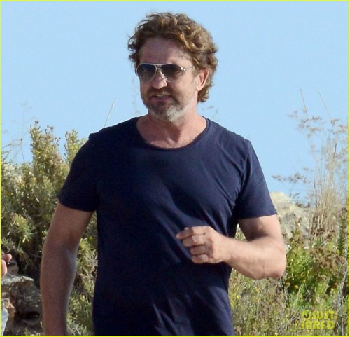 gerard-butler-long-hair-beach-spain-02.jpg