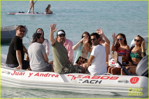 gerard-butler-beach-boat-spain-friends-44.jpg