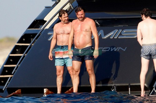 gerard-butler-long-hair-beach-spain.jpg