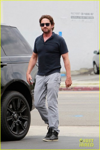 gerard-butler-flaunts-buff-biceps-during-coffee-outing-01.jpg