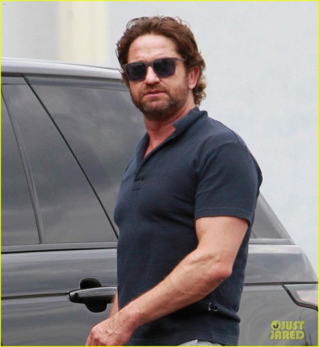 gerard-butler-flaunts-buff-biceps-during-coffee-outing-02.jpg