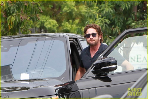 gerard-butler-flaunts-buff-biceps-during-coffee-outing-03.jpg
