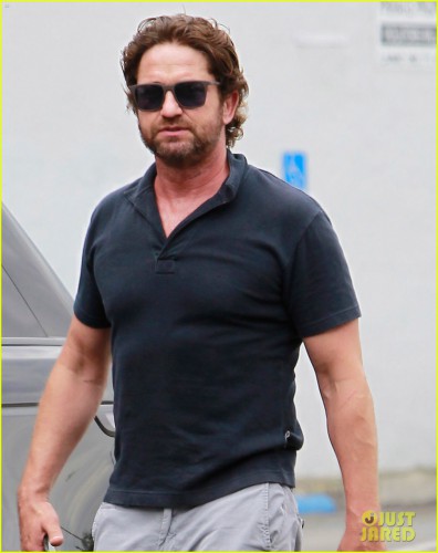 gerard-butler-flaunts-buff-biceps-during-coffee-outing-04.jpg