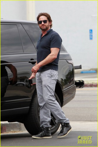 gerard-butler-flaunts-buff-biceps-during-coffee-outing-05.jpg