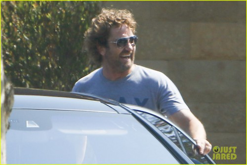 gerard-butler-wraps-up-his-weekend-in-malibu-01.jpg