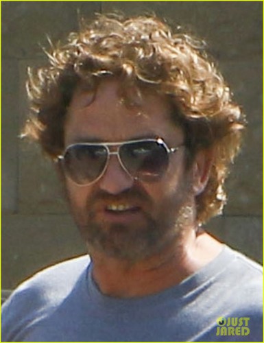 gerard-butler-wraps-up-his-weekend-in-malibu-02.jpg