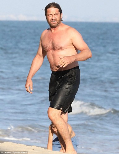 4312077200000578-4771958-Butler_and_the_beach_Gerard_Butler_wore_long_black_swim_trunks_a-m-4_1502208448925.jpg