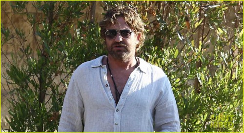 gerard-butler-dines-out-with-a-group-04.jpg