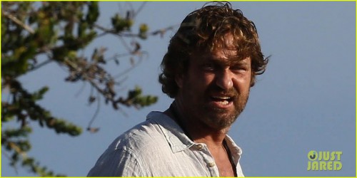 gerard-butler-dines-out-with-a-group-03.jpg