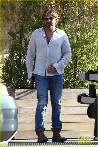 gerard-butler-dines-out-with-a-group-02.jpg