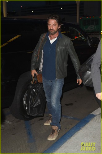 gerard-butler-catches-flight-from-los-angeles-to-london-07.jpg