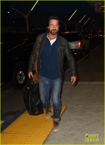 gerard-butler-catches-flight-from-los-angeles-to-london-05.jpg