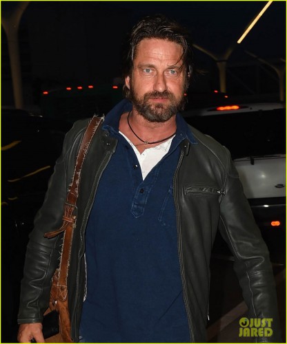 gerard-butler-catches-flight-from-los-angeles-to-london-06.jpg