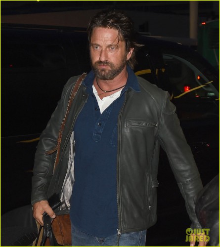 gerard-butler-catches-flight-from-los-angeles-to-london-02.jpg