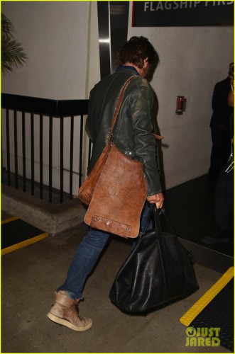 gerard-butler-catches-flight-from-los-angeles-to-london-03.jpg