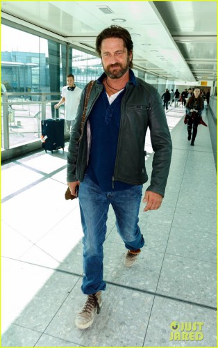 gerard-butler-catches-flight-from-los-angeles-to-london-01.jpg