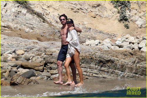 gerard-butler-shirtless-on-the-beach-01.jpg