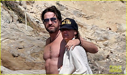 gerard-butler-shirtless-on-the-beach-03.jpg