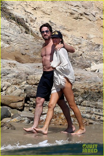 gerard-butler-shirtless-on-the-beach-02.jpg