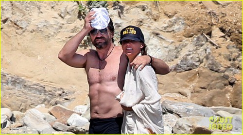 gerard-butler-shirtless-on-the-beach-04.jpg