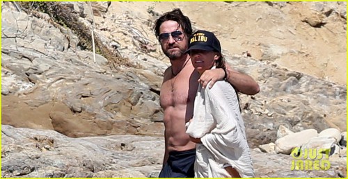 gerard-butler-shirtless-on-the-beach-05.jpg