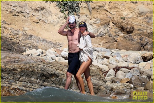 gerard-butler-shirtless-on-the-beach-06.jpg