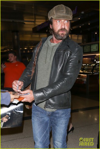 gerard-butler-lax-airport-arrival-01.jpg