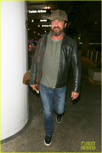 gerard-butler-lax-airport-arrival-05.jpg
