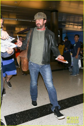 gerard-butler-lax-airport-arrival-03.jpg