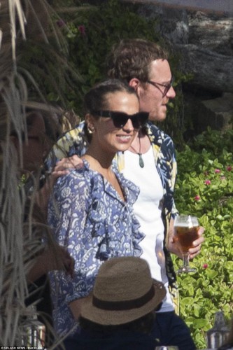 456128AF00000578-4983572-So_in_love_While_separately_mingling_with_their_guests_the_pair_-a-60_1508129058164.jpg