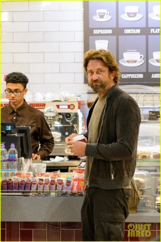 gerard-butler-arrives-in-london-following-motorcycle-accident-02.jpg